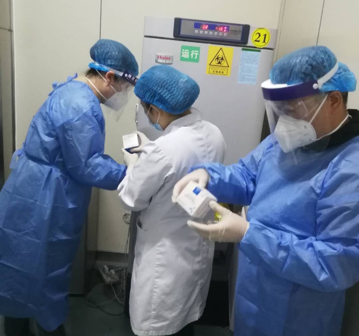 圖為執(zhí)法人員檢查醫(yī)療器械經(jīng)營企業(yè)情況。