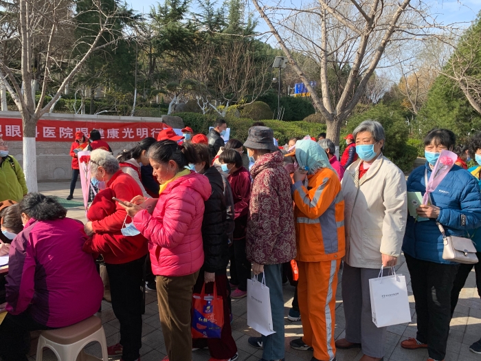 圖為社區(qū)居民排隊(duì)參加義診活動(dòng)。