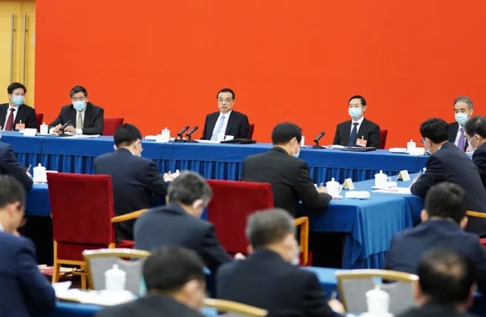 3月6日，中共中央政治局常委、國(guó)務(wù)院總理李克強(qiáng)看望出席全國(guó)政協(xié)十三屆四次會(huì)議的經(jīng)濟(jì)界委員并參加討論。新華社記者 燕雁 攝