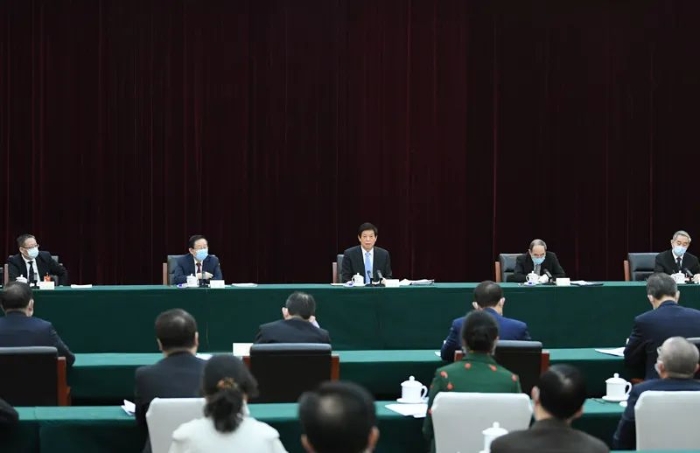 3月6日，中共中央政治局常委、全國(guó)人大常委會(huì)委員長(zhǎng)栗戰(zhàn)書看望出席全國(guó)政協(xié)十三屆四次會(huì)議的致公黨、僑聯(lián)、對(duì)外友好界委員并參加討論。新華社記者 申宏 攝