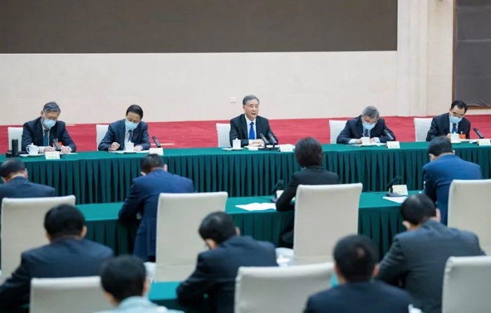 3月6日，中共中央政治局常委、全國(guó)政協(xié)主席汪洋看望出席全國(guó)政協(xié)十三屆四次會(huì)議的民進(jìn)、九三學(xué)社界委員并參加討論。新華社記者 高潔 攝