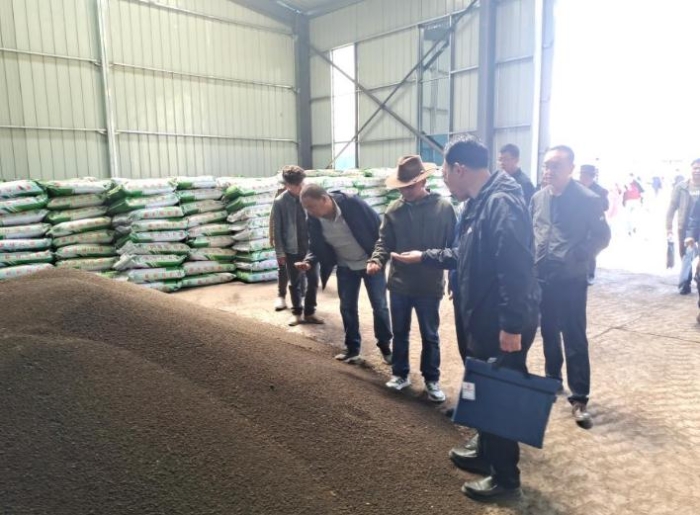 在青海省果洛藏族自治州甘德縣江千鄉(xiāng)的有機(jī)肥倉(cāng)庫(kù)，江千鄉(xiāng)黨委書(shū)記塔松（中間戴帽者）正在檢查有機(jī)肥質(zhì)量。（2020年7月22日攝）。