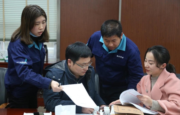 學(xué)員查看企業(yè)文件資料并交流探討