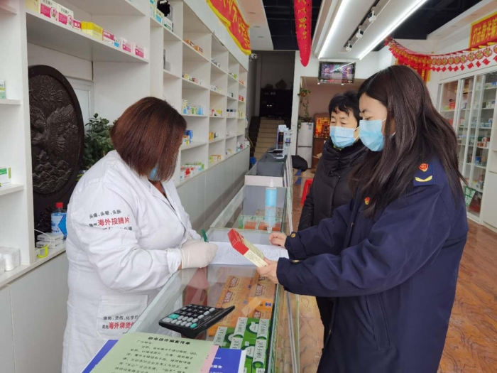 圖為執(zhí)法人員檢查藥店藥品進(jìn)貨渠道、采購(gòu)、儲(chǔ)存等重點(diǎn)環(huán)節(jié)。