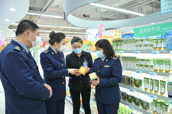 圖為該局工作人員在大型商超化妝品專柜進(jìn)行檢查。