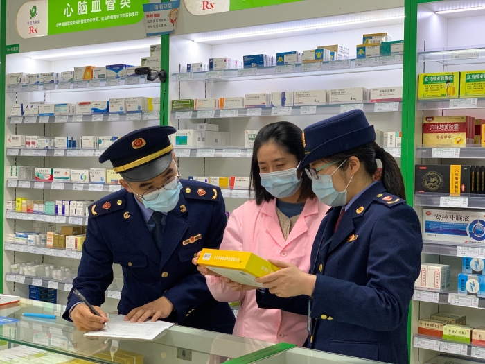 圖為該分局執(zhí)法人員對(duì)相關(guān)藥品銷售情況進(jìn)行核查。