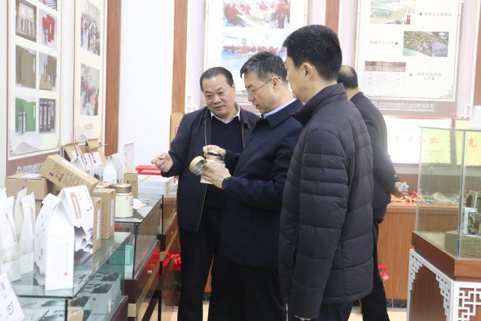 圖為調(diào)研組在企業(yè)產(chǎn)品展覽室了解中藥材開(kāi)發(fā)等情況。