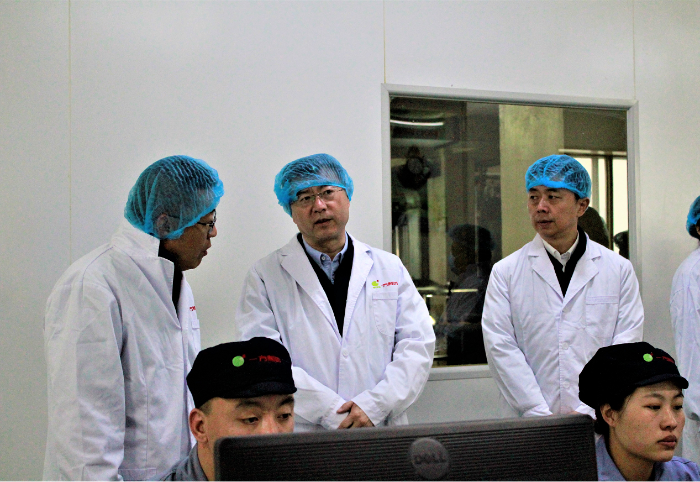 圖為調(diào)研組在企業(yè)生產(chǎn)車間了解企業(yè)生產(chǎn)情況。