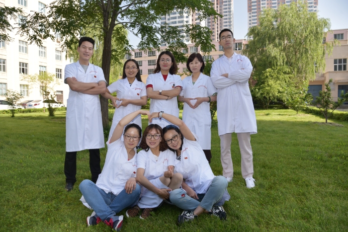 圖為青海省藥品檢驗(yàn)檢測院化妝品室人員。（郭凱寧攝）