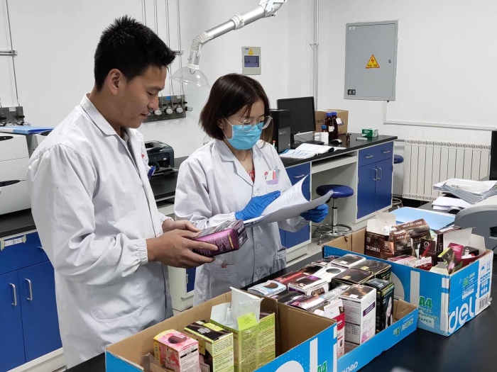 圖為實(shí)驗(yàn)人員正在開展化妝品檢驗(yàn)工作。（郭凱寧攝）