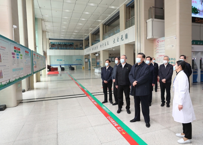 3月22日至25日，中共中央總書記、國家主席、中央軍委主席習(xí)近平在福建考察。這是23日上午，習(xí)近平在三明沙縣總醫(yī)院住院樓一層大廳，聽取醫(yī)改情況介紹。新華社記者 王曄 攝