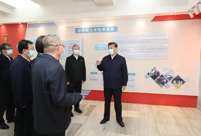 3月22日至25日，中共中央總書記、國家主席、中央軍委主席習(xí)近平在福建考察。這是25日上午，習(xí)近平在福州閩江學(xué)院，參觀校史和應(yīng)用型辦學(xué)成果展示。新華社記者 王曄 攝