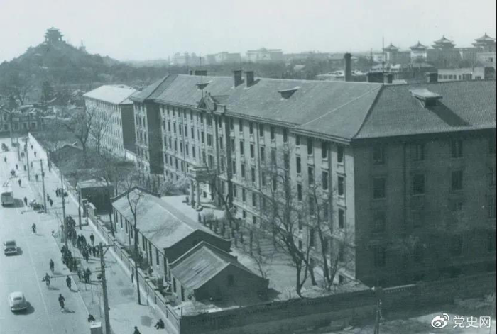 北京大學(xué)紅樓。1918年8月至1919年3月毛澤東在北京期間，曾在這里擔(dān)任圖書館助理員。