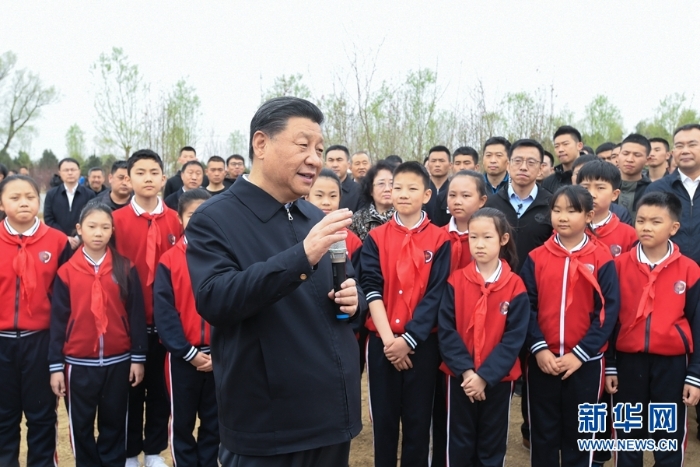 習(xí)近平在參加首都義務(wù)植樹(shù)活動(dòng)