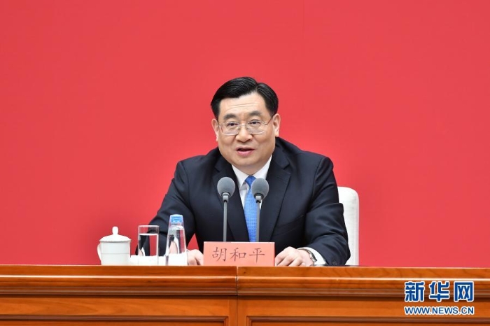 　3月23日，中共中央在北京舉行新聞發(fā)布會，介紹中國共產(chǎn)黨成立100周年慶?；顒佑嘘P(guān)情況，并答記者問。這是中宣部副部長、文化和旅游部部長胡和平在發(fā)布會上介紹有關(guān)情況。新華社記者 李鑫 攝