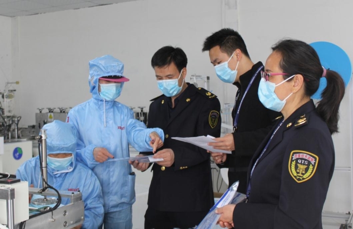 圖為該局執(zhí)法人員深入大營鎮(zhèn)一家口罩生產(chǎn)廠家檢查產(chǎn)品質量并進行現(xiàn)場指導。