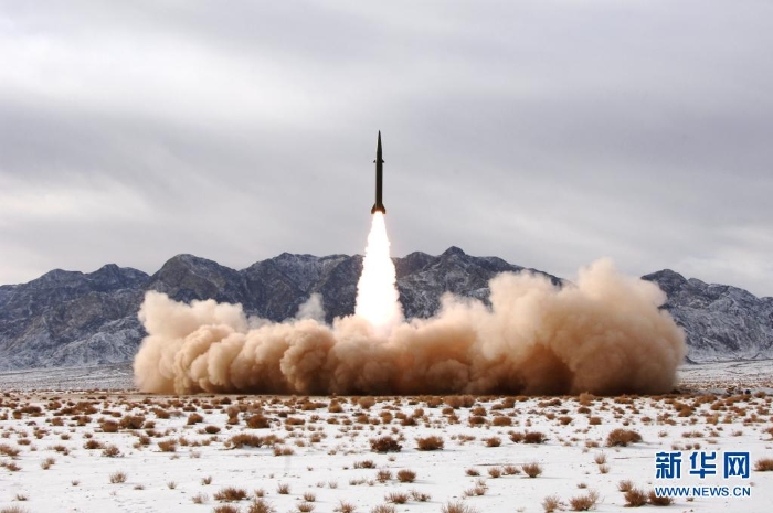火箭軍在戈壁訓(xùn)練場(chǎng)組織實(shí)戰(zhàn)化訓(xùn)練，進(jìn)行實(shí)彈發(fā)射（資料照片）。新華社發(fā)（王杰 攝）