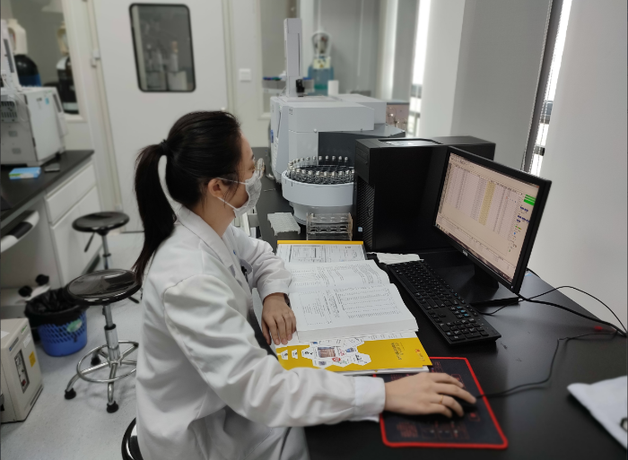 圖為工作人員正在檢測植物精油中的致敏風險成分。肖樹雄