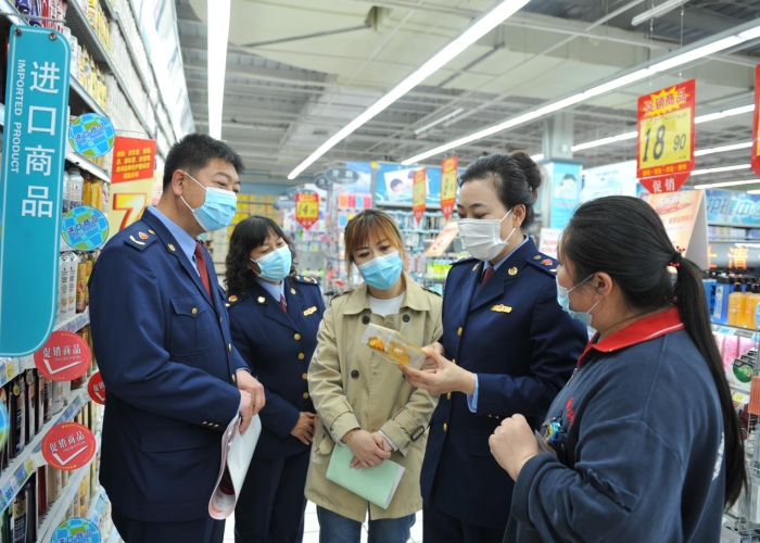 圖為該局工作人員在大型商超化妝品專柜進(jìn)行監(jiān)督檢查和條例宣貫。