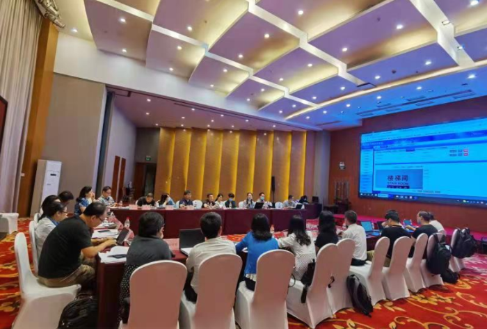 圖為技術(shù)人員研討系統(tǒng)建設(shè)方案。中國(guó)食品藥品檢定研究院供圖