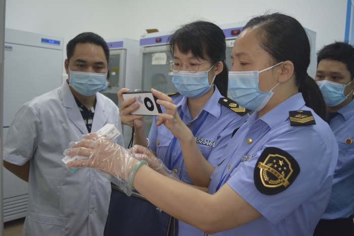 圖為檢查現(xiàn)場。