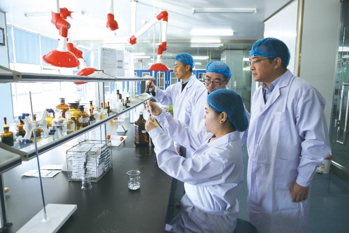 藥品監(jiān)管工作人員對藥品生產(chǎn)企業(yè)開展現(xiàn)場檢查