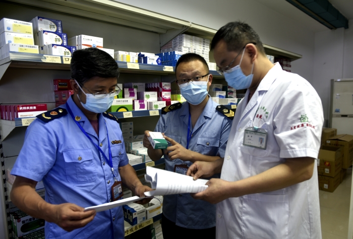 圖為執(zhí)法人員按照“中選藥品”目錄抽取藥品抽檢樣本。