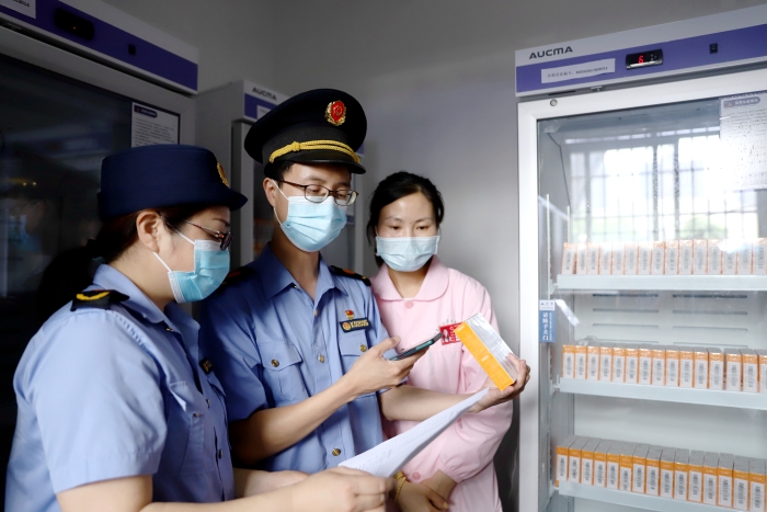 圖為5月21日該局執(zhí)法人員正在對(duì)市體育館內(nèi)接種點(diǎn)的疫苗進(jìn)行檢查。