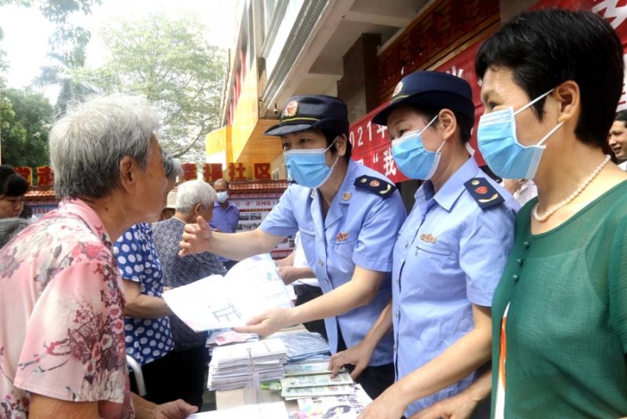 圖為該局向群眾發(fā)放科普宣傳材料。