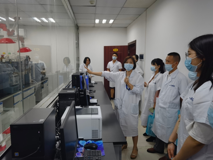 圖為參觀實驗室現(xiàn)場。