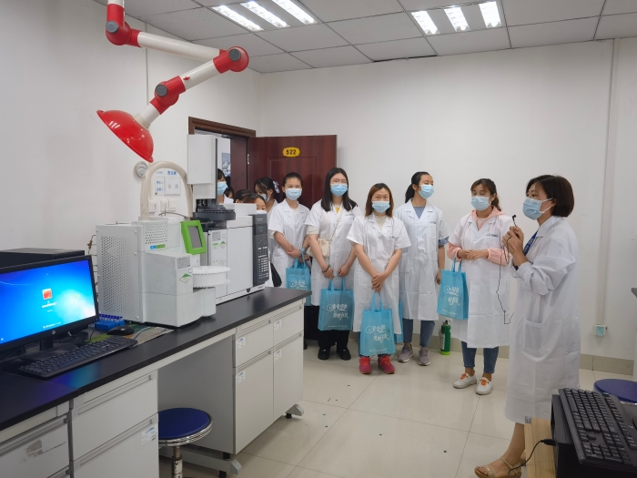 圖為參觀實驗室。