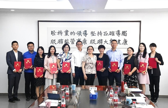 圖為專家委員獲頒聘任證書。