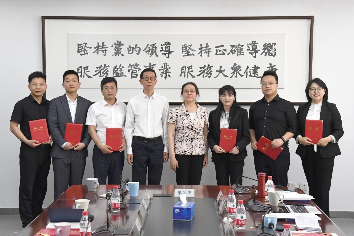 圖為特聘講師獲頒聘任證書。