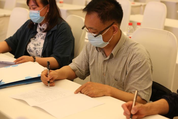 圖為北京50家醫(yī)療器械生產(chǎn)企業(yè)法定責(zé)任人與北京市藥監(jiān)局第一分局簽訂《醫(yī)療器械生產(chǎn)企業(yè)質(zhì)量安全管理承諾書》。