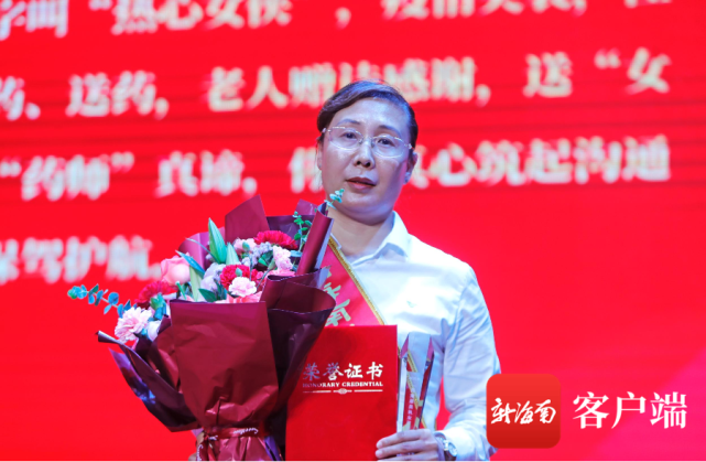 揭曉第三位最美執(zhí)業(yè)藥師——張小雙。記者 汪承賢攝