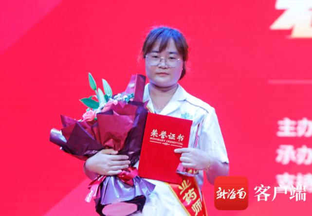 揭曉第六位最美執(zhí)業(yè)藥師——董秋苑。記者 汪承賢攝