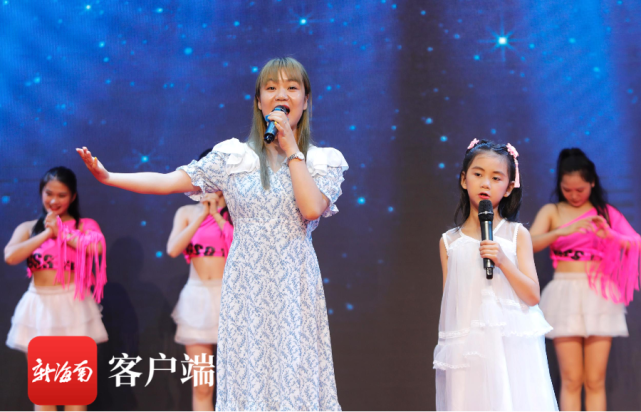 現(xiàn)場(chǎng)歌聲獻(xiàn)給這些最美藥師。記者 汪承賢攝