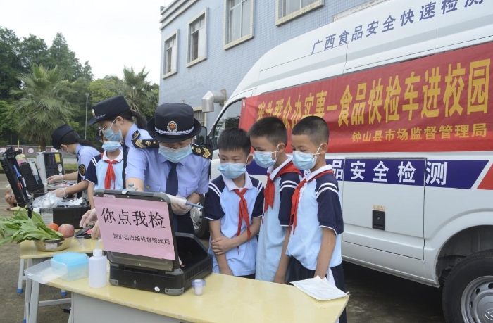 圖為快速檢測現(xiàn)場。（鐘人木）