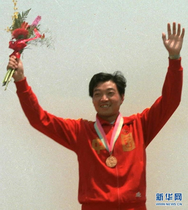 1984年洛杉磯奧運(yùn)會(huì)上，許海峰在獲得男子自選手槍項(xiàng)目冠軍后領(lǐng)獎(jiǎng)（資料照片）。新華社發(fā)