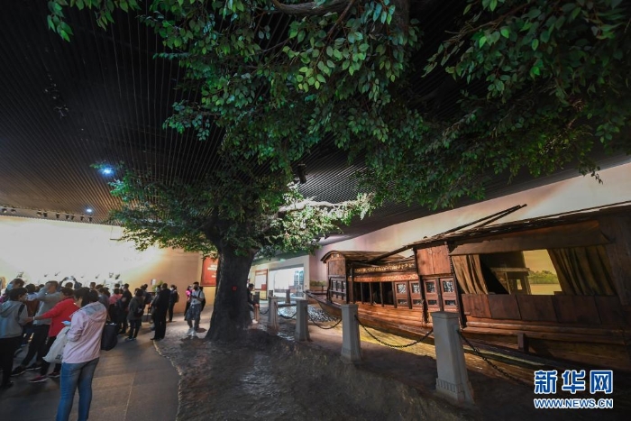 游客參觀南湖革命紀(jì)念館（2020年10月28日攝）。新華社記者 徐昱 攝