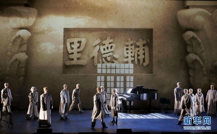 《輔德里》劇照（4月22日攝）。原創(chuàng)紅色戲劇《輔德里》將共產(chǎn)黨人衣冠冢藏文件的故事搬上舞臺，主創(chuàng)是平均年齡28歲的年輕團(tuán)隊(duì)。新華社記者 劉穎 攝