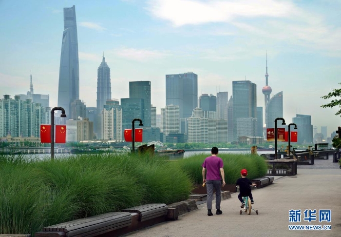 5月15日，市民在楊浦濱江公共空間休閑漫步。新華社記者 劉穎 攝