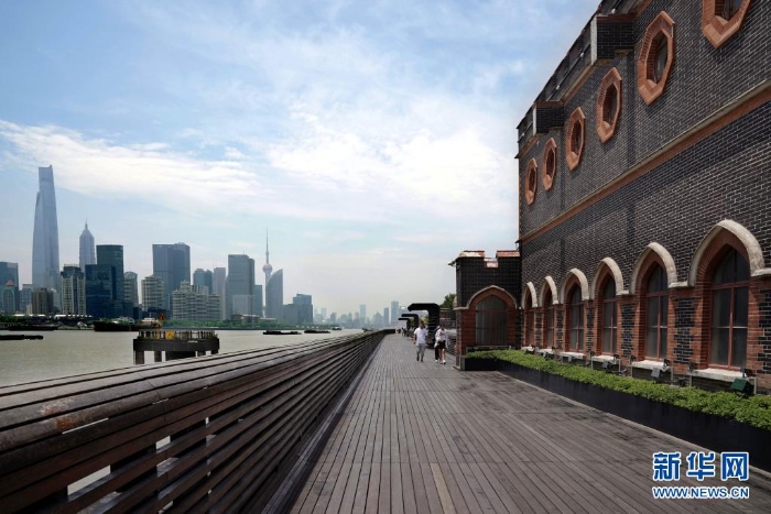 5月15日，市民在楊浦濱江公共空間楊樹浦水廠段的棧橋上漫步。新華社記者 劉穎 攝