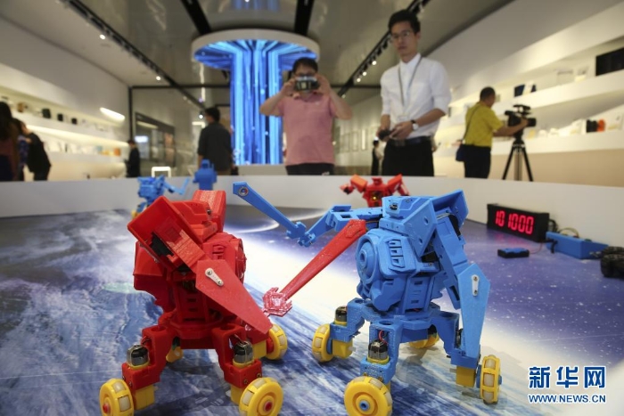 在廣東工業(yè)設(shè)計(jì)城創(chuàng)新科技館，工作人員在展示機(jī)器人“速斗無人區(qū)”（4月19日攝）。新華社記者 殷剛 攝