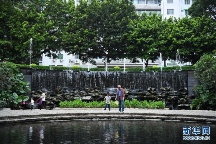 市民在廣州東濠涌城市綠帶游玩（2018年10月14日攝）。新華社記者 鄧華 攝
