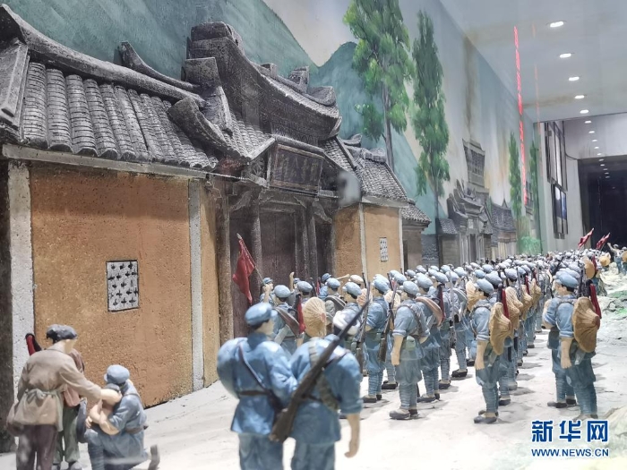 這是在福建省長(zhǎng)汀縣中復(fù)村拍攝的紅軍長(zhǎng)征出發(fā)動(dòng)員會(huì)微型雕塑（4月27日攝）。新華社記者秦宏攝