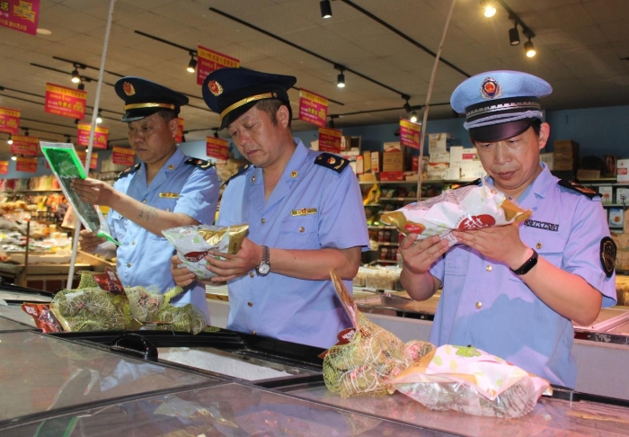 圖為該局執(zhí)法人員在一超市檢查粽子包裝及標(biāo)簽標(biāo)識(shí)。