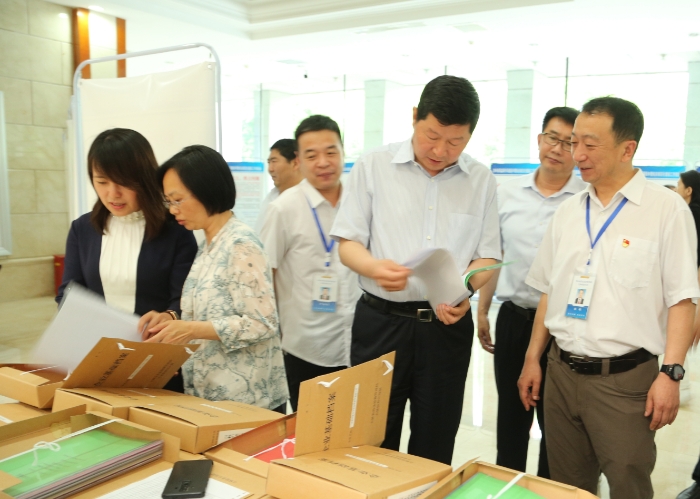 圖為吉林省藥監(jiān)局領(lǐng)導(dǎo)查看吉林檢查分局規(guī)范化建設(shè)工作檔案。