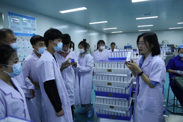 圖為化妝品生產(chǎn)企業(yè)公眾開放日暨科普大講堂活動。