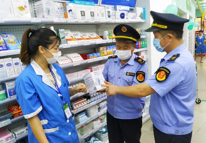 圖為執(zhí)法人員在零食藥店檢查醫(yī)療器械的情形。